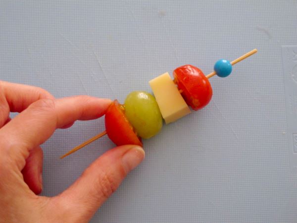 Receta infantil de mini brochetas saladas paso 5