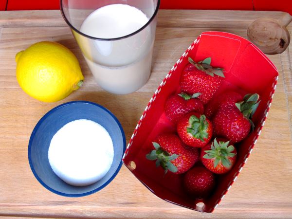 Receta infantil de mousse de fresas paso 1