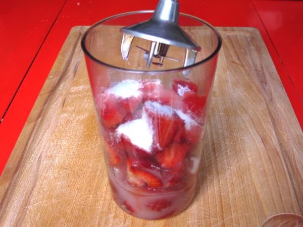 Receta infantil de mousse de fresas paso 2