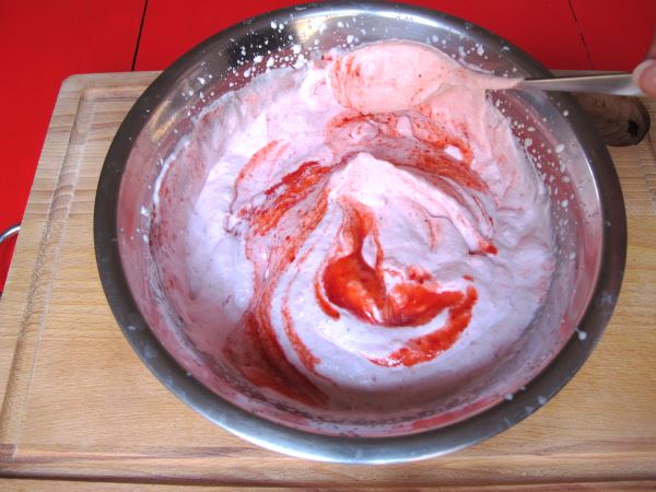 Receta infantil de mousse de fresas paso 4