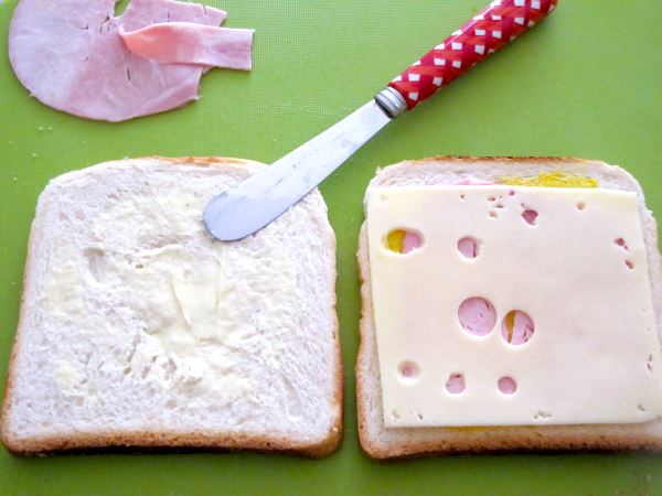  Receta infantil de sandwich de jamón y queso con mostaza paso 4