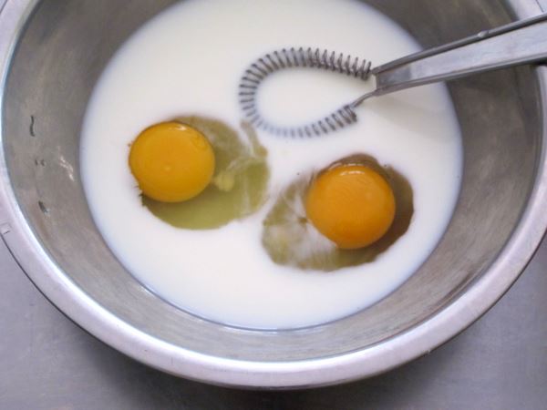 Receta infantil de torrija de pan de brioche paso 2