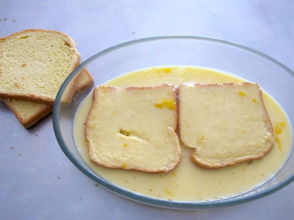 Receta infantil de torrija de pan de brioche paso 3