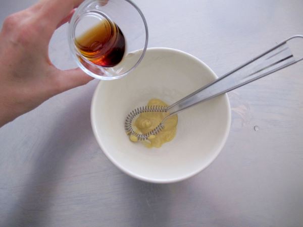Receta infantil para hacer una vinagreta con mostaza paso 2