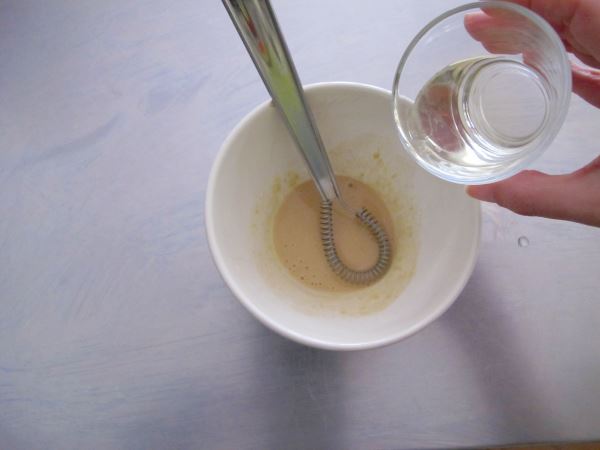 Receta infantil para hacer una vinagreta con mostaza paso 4