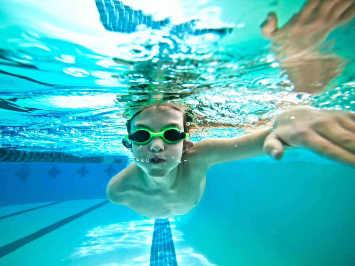 Beneficios de la natación para niños con escoliosis y cifosis